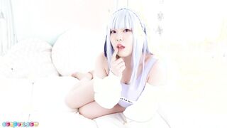 Teasing professional Natsumi Hayakawa flashes a beaver