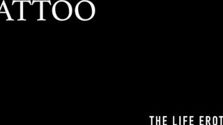 Tatted babe Foxy Sanie rubs her shaved beaver while being tatted