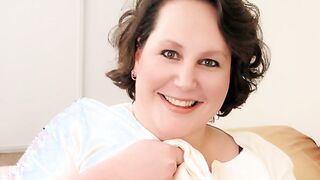 Mesmerizing BBW in a Bus Stop