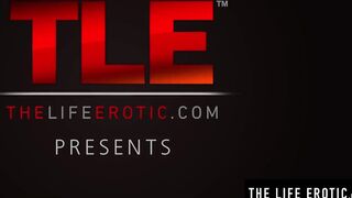 Lavish blonde Cayla fingers her perfect beaver