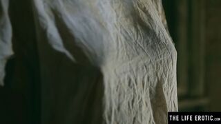 Dashing Victoria Daniels plays with her dripping wet beaver