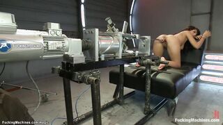 Solo titty babe cum on fucking machine