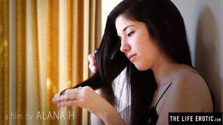 Ravishing Margot B strips to finger her trimmed beaver