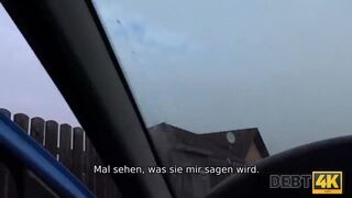 DEBT4k. Muskulöser Mann schlägt jungen entzückenden Schuldner, der keinen J