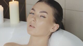 Big natural tits beauty enjoyed sexy posing & exposed pretty huge tits