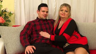 Horny lad is drilling mature lady's unshaved vagina